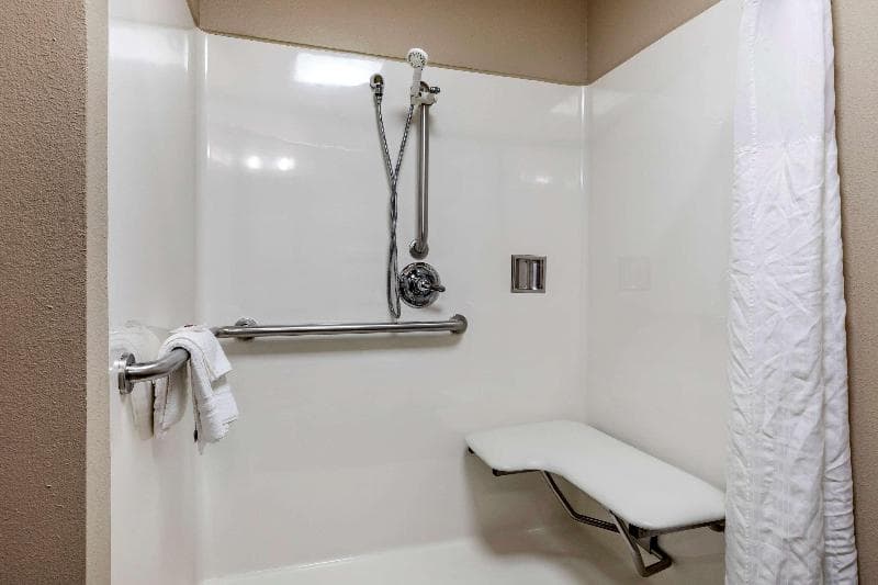 Comfort Inn & Suites Pauls Valley - City Lake image 2