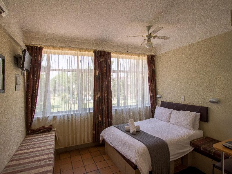 N1 Hotel & Campsite Victoria Falls image 2
