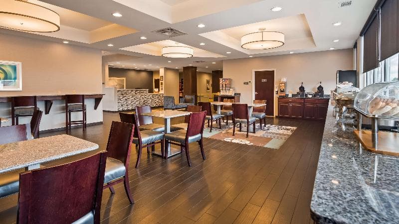 Stay at Best Western Plus Boardman Inn & Suites