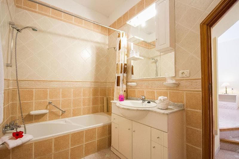 Los Claveles image 1