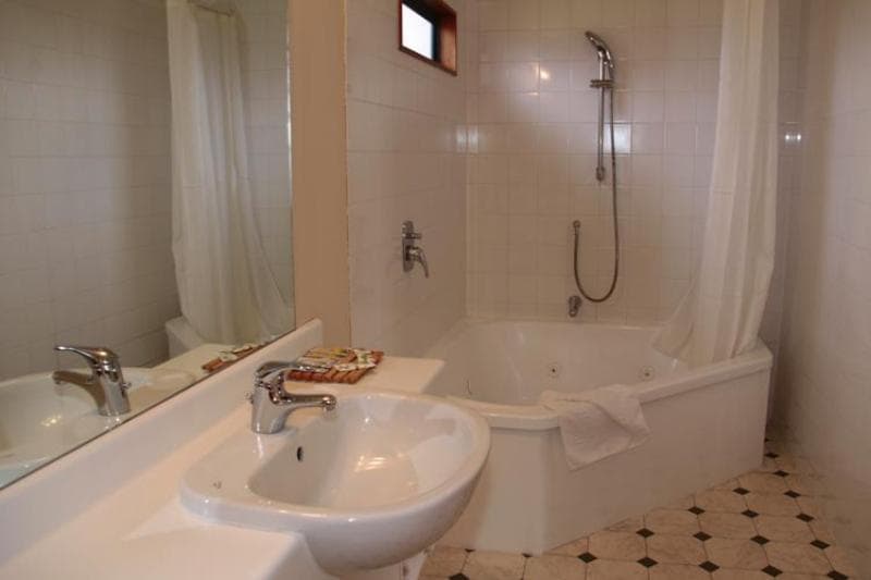 Stay at Jet Park Hotel Hamilton Airport